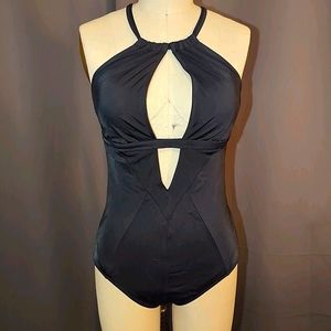 👙 Sexy Keyhole Halter One Piece Swimsuit